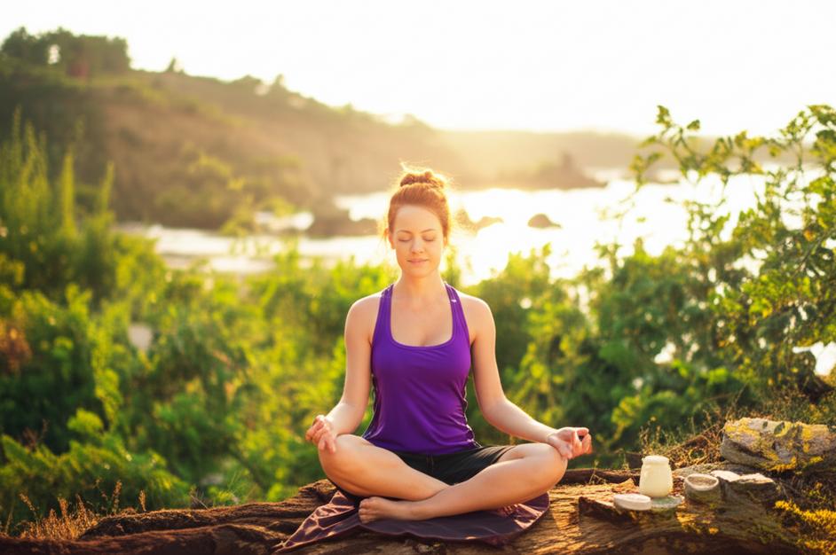 Người phụ nữ thiền định trong thiên nhiên.