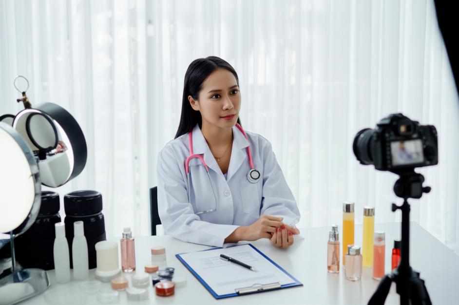 Hợp tác bác sĩ da liễu và chuyên gia làm đẹp