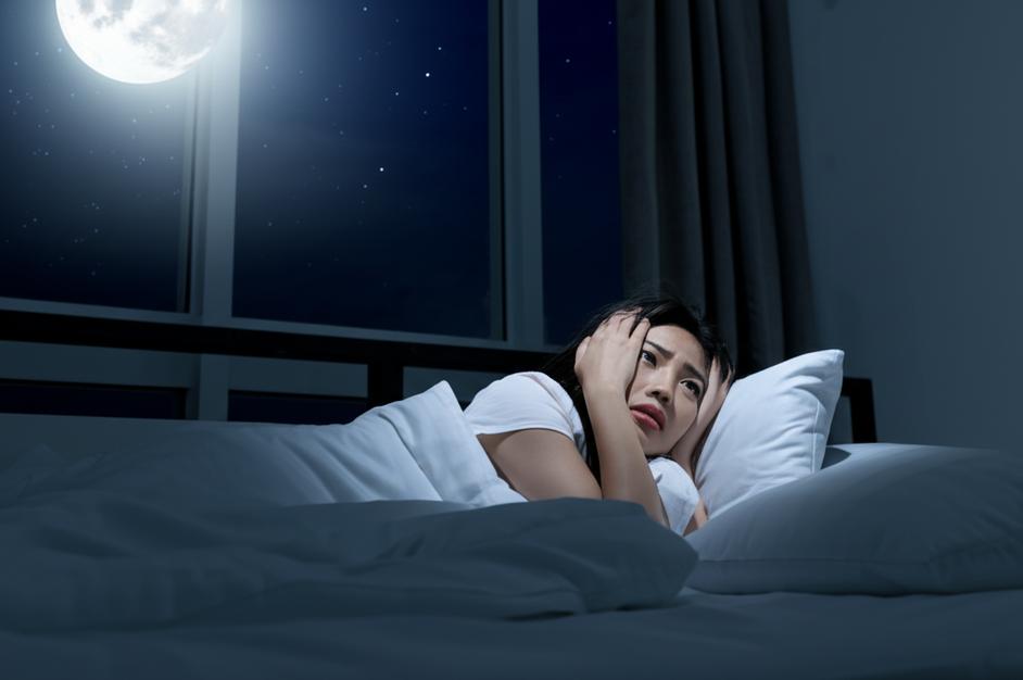 Người phụ nữ trằn trọc vì mất ngủ.