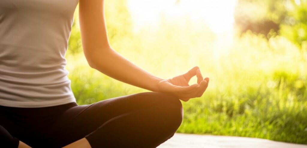 Người thiền định trong không gian xanh mát.