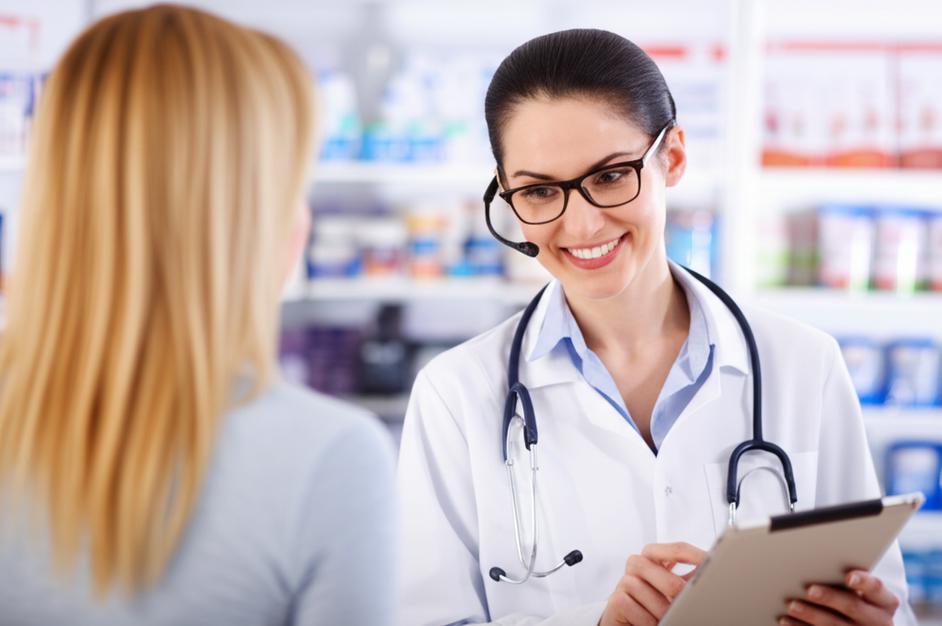 Nhân viên tư vấn khách hàng bằng CRM