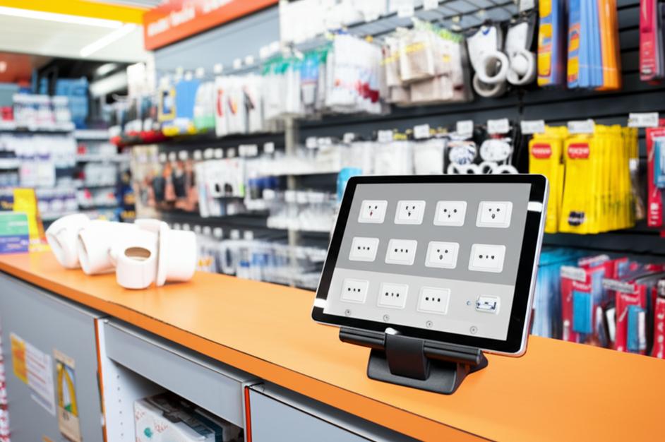 Giao diện phần mềm bán hàng trên máy tính bảng tại cửa hàng điện nước.