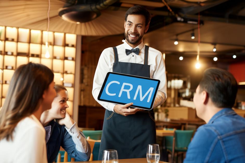 Phần mềm quản lý khách hàng nhà hàng: Bí quyết giữ chân khách hàng và tăng doanh thu 8 Nhân viên nhà hàng và phần mềm quản lý khách hàng.