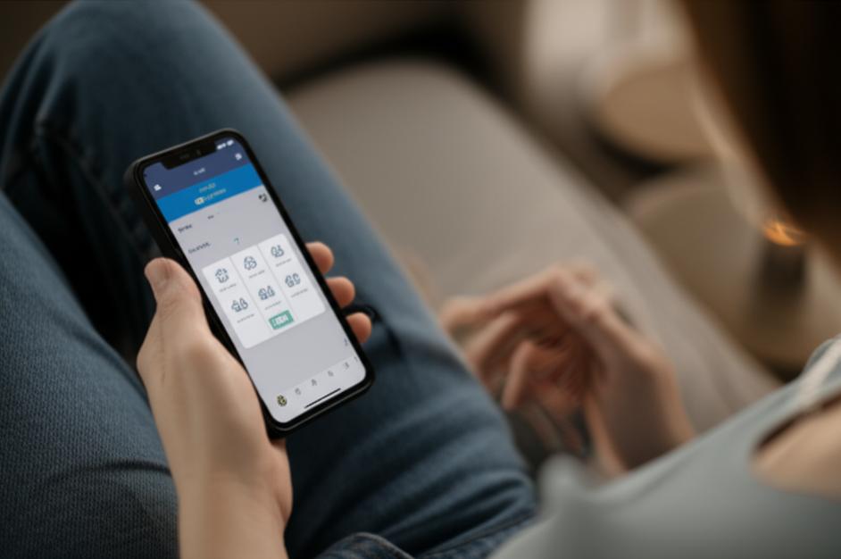 Người dùng thư giãn với app massage điện thoại