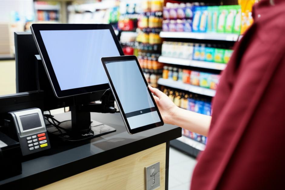 Nhân viên bán hàng sử dụng hệ thống POS máy tính bảng trong cửa hàng hiện đại.