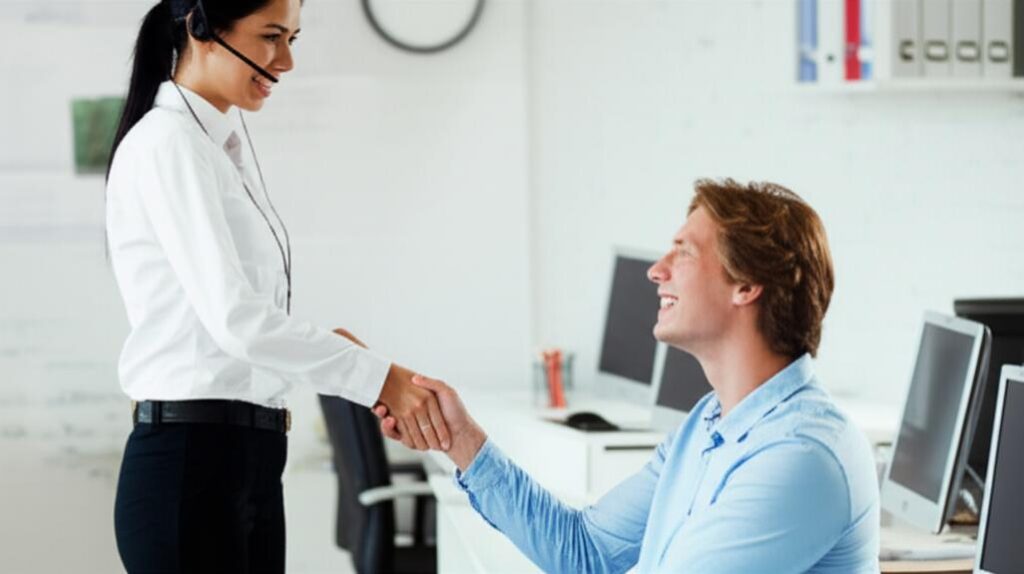 Tương tác thân thiện giữa nhân viên và khách hàng.