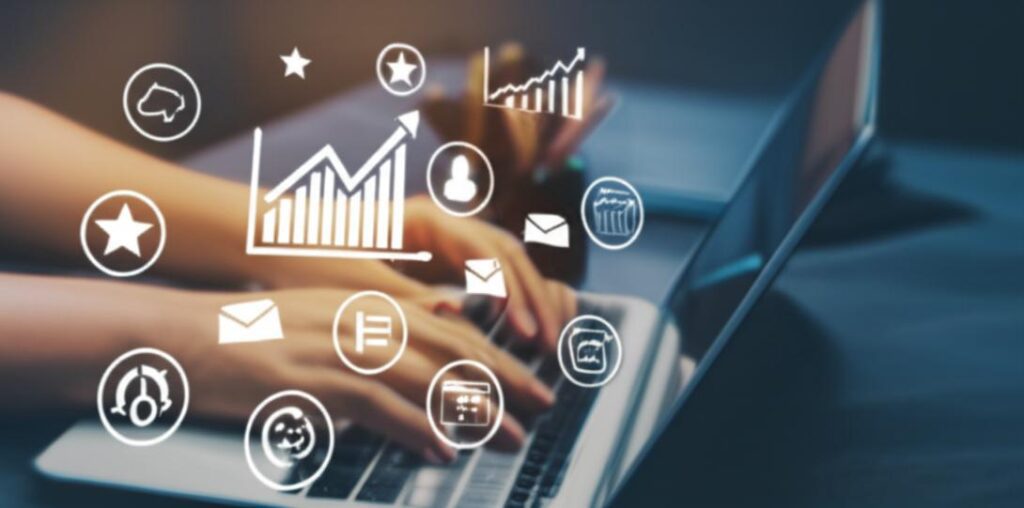 Người làm affiliate marketing thành công với biểu đồ tăng trưởng.