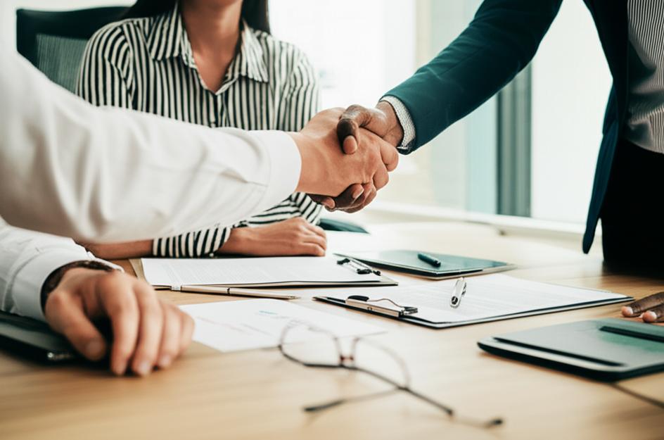 Cuộc họp đàm phán thành công, ký kết hợp đồng.