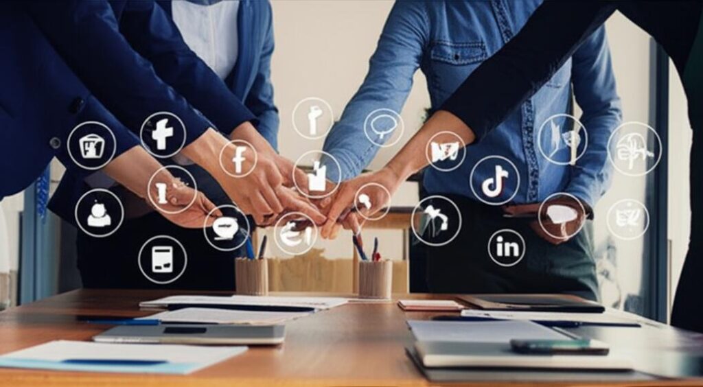 Đội ngũ chuyên nghiệp làm việc với các biểu tượng mạng xã hội.