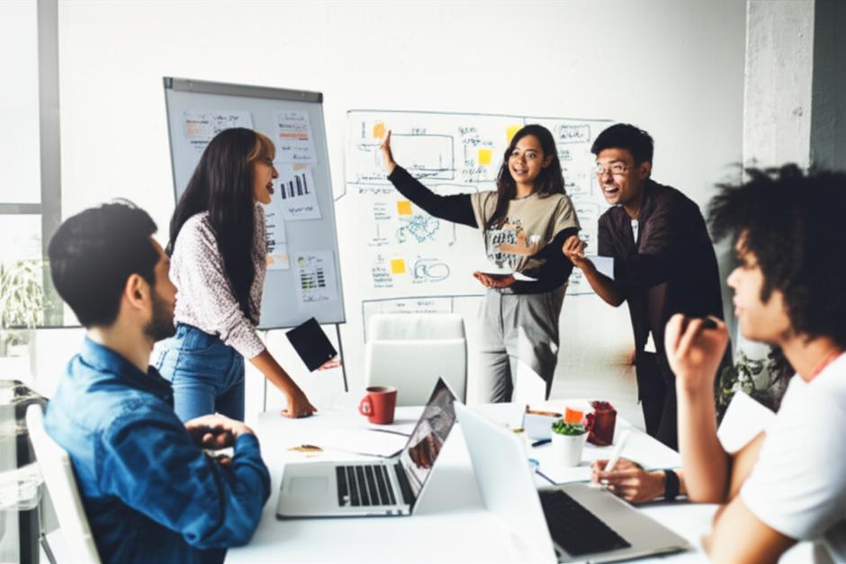 Nhóm nhân viên đa dạng làm việc nhóm, trao đổi ý tưởng trong văn phòng hiện đại, thể hiện sự gắn kết và sáng tạo.