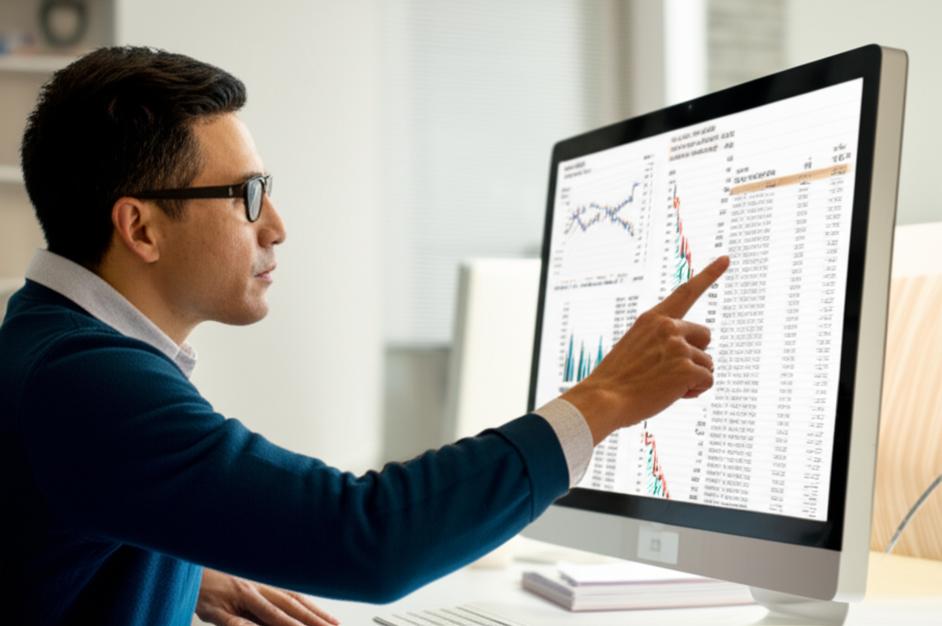 Chuyên gia kế toán phân tích biểu đồ tài chính trên màn hình máy tính.