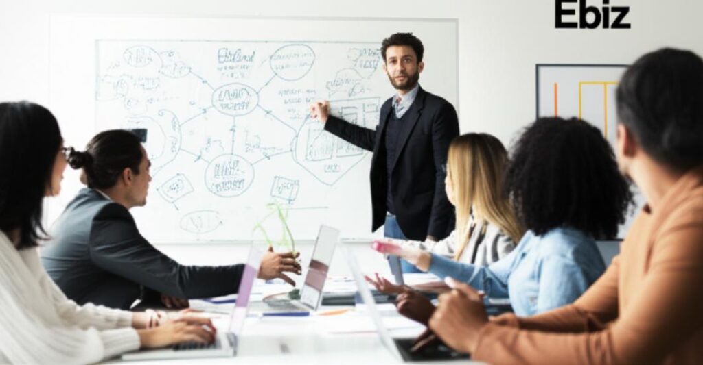 Nhóm nhân viên hợp tác trong buổi họp chiến lược với người lãnh đạo.