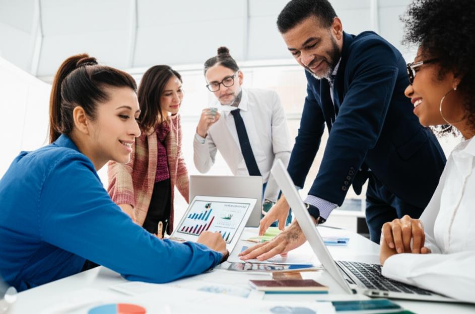 Đội ngũ bán hàng chuyên nghiệp tương tác với khách hàng và sử dụng công nghệ để đạt hiệu quả cao.