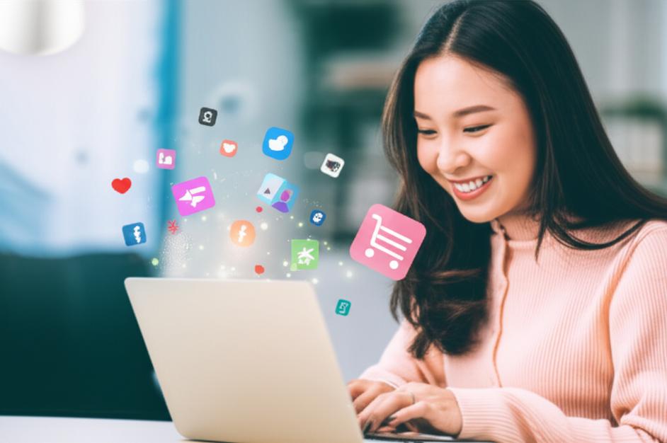 Người phụ nữ làm việc trên laptop với các biểu tượng bán hàng online.