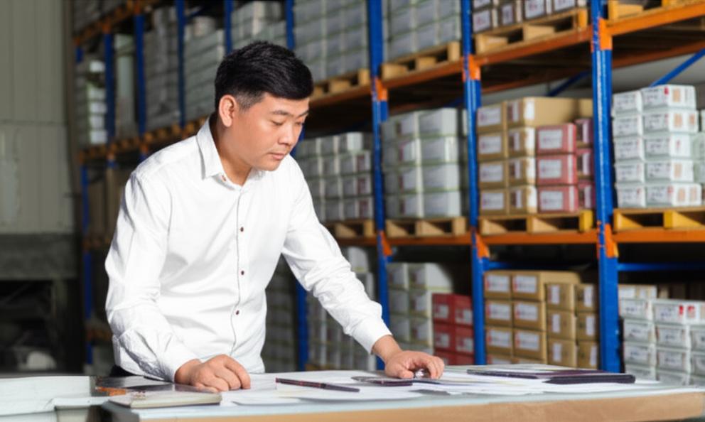 Bỏ Sỉ Chuyên Nghiệp: Bí Quyết Kinh Doanh Thành Công Từ A-Z 6 Chuyên gia kinh doanh xem xét sản phẩm trong kho hàng.