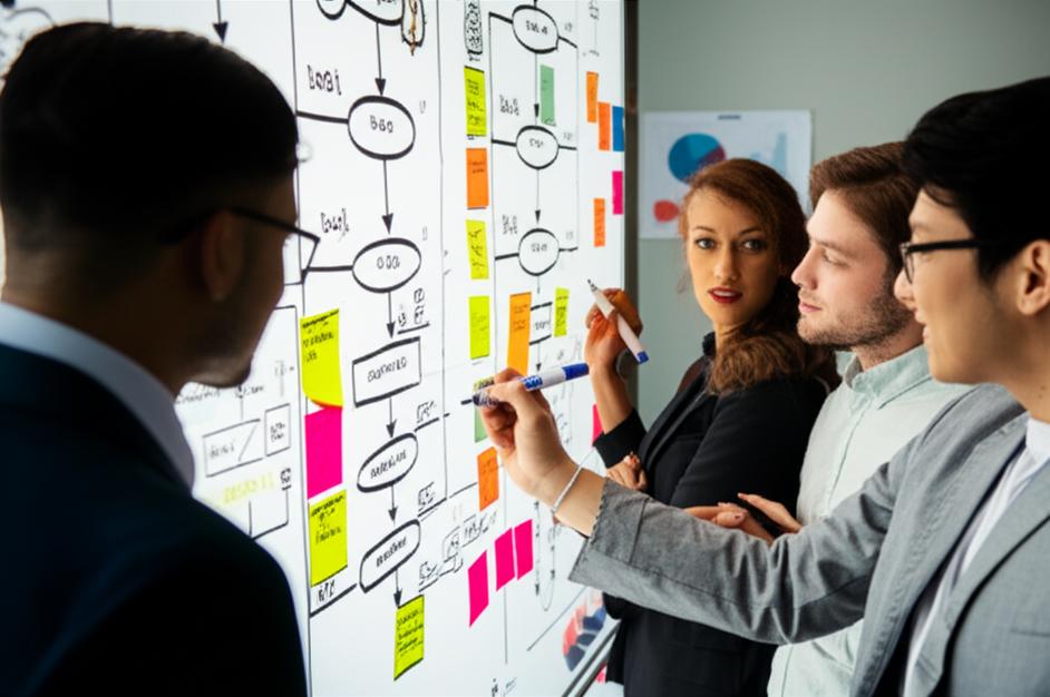 Nhóm người thảo luận sơ đồ quy trình để cải thiện hiệu quả.