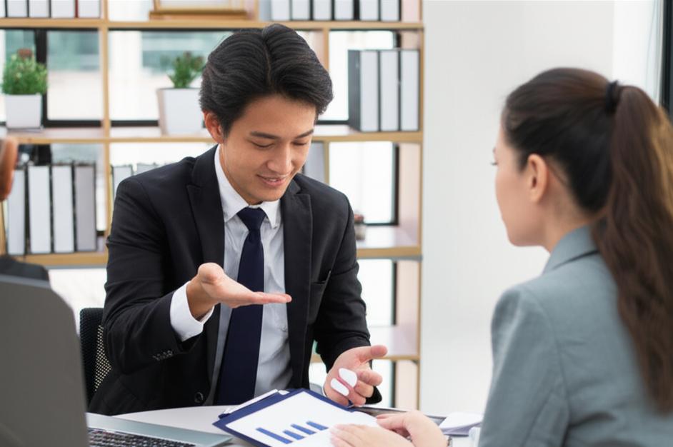 Buổi đàm phán lương chuyên nghiệp giữa ứng viên và nhà tuyển dụng.