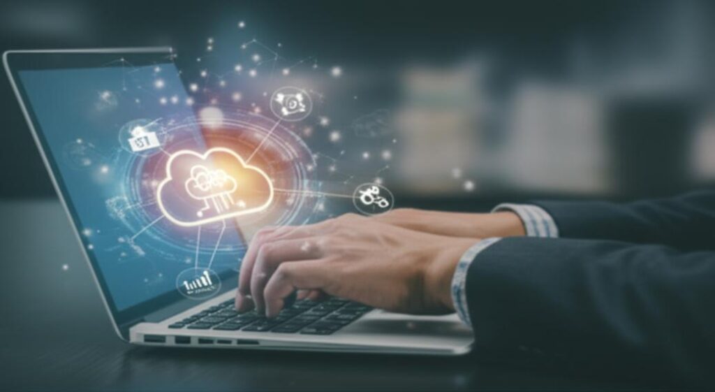 Doanh nhân làm việc trên máy tính với giao diện đám mây, biểu tượng tăng trưởng và ứng dụng doanh nghiệp.