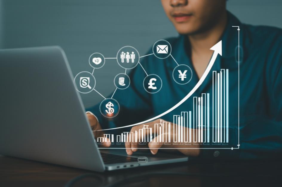 Học Affiliate: Chinh Phục Thu Nhập Thụ Động Từ Kinh Doanh Online 2 Người trẻ làm việc với laptop, biểu đồ tăng trưởng và các biểu tượng kinh doanh online, tiền tệ.