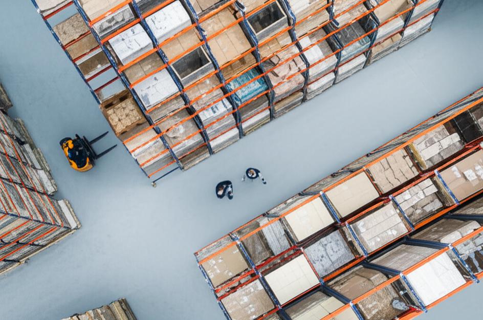 Nhà kho hiện đại với kệ hàng ngăn nắp, nhân viên làm việc hiệu quả.