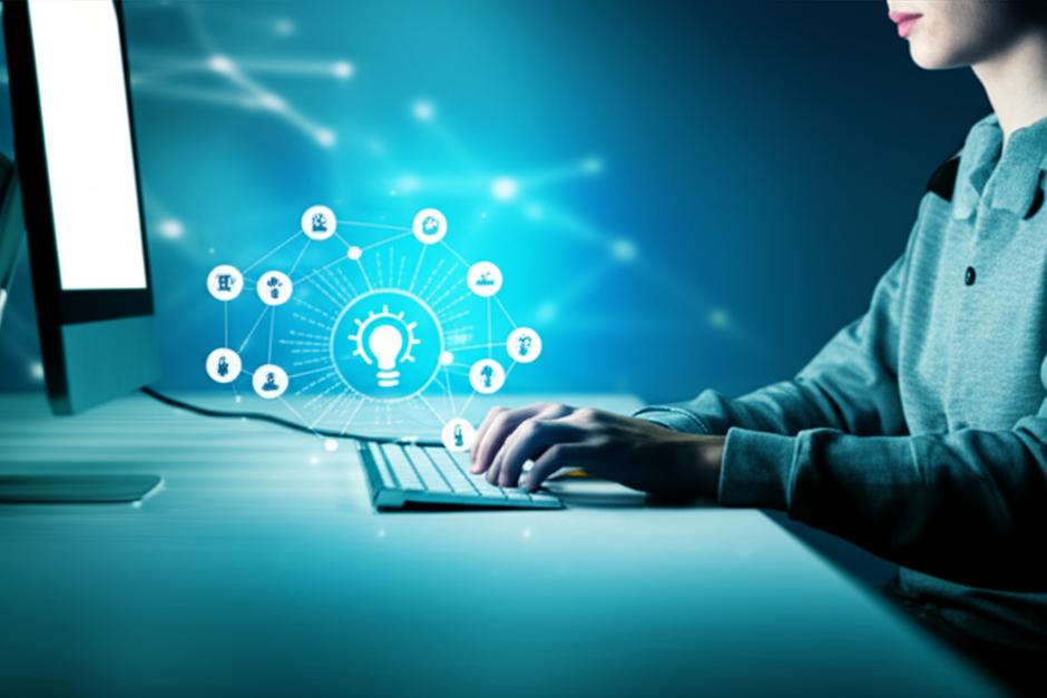 Người trẻ đang tư duy và phát triển khả năng sáng tạo với các biểu tượng ý tưởng trên màn hình máy tính.