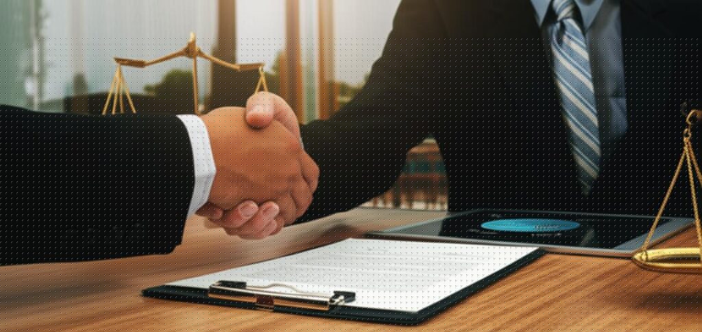 Minh họa các thành phần cốt lõi của khung mô hình kinh doanh trên bảng trắng.