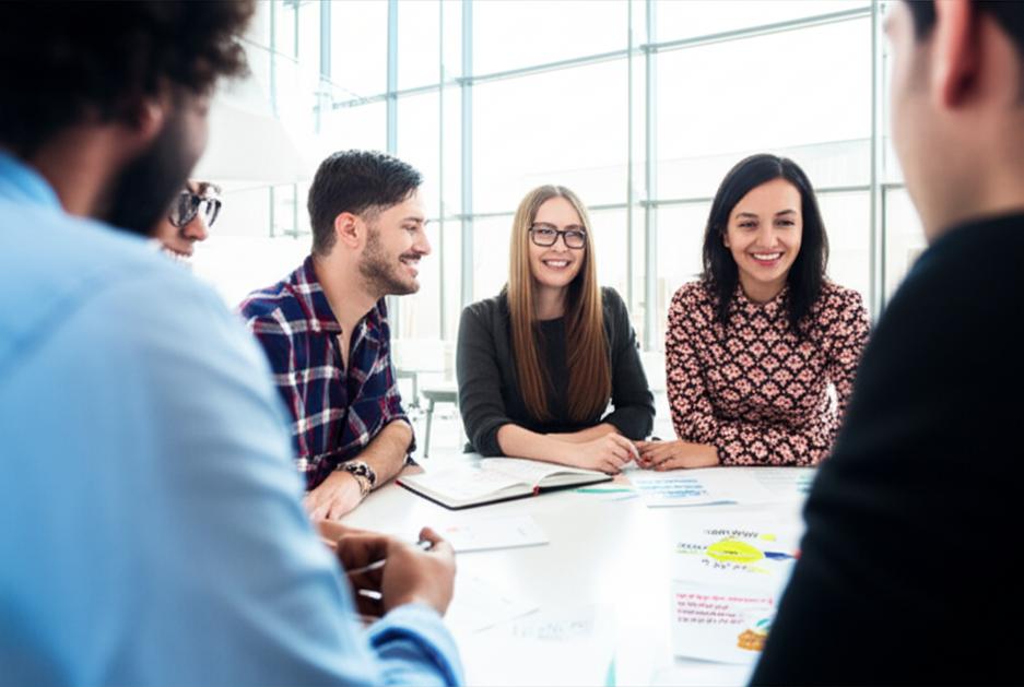 Nhóm người tương tác và giao tiếp vui vẻ trong không gian mở.