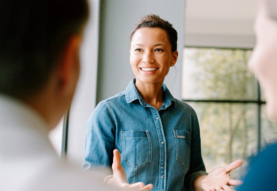 Người tự tin giao tiếp với nhóm, thể hiện sự kết nối và hiểu biết lẫn nhau.