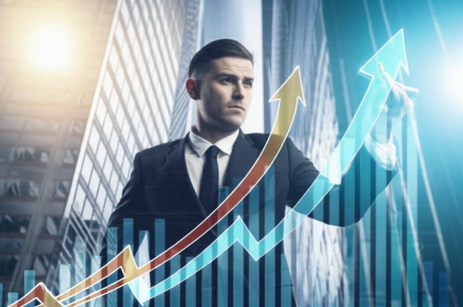 Mức Độ Cạnh Tranh: Hiểu Rõ Để Vượt Lên và Thành Công Bền Vững 4 Doanh nhân phân tích biểu đồ cạnh tranh trên thị trường.