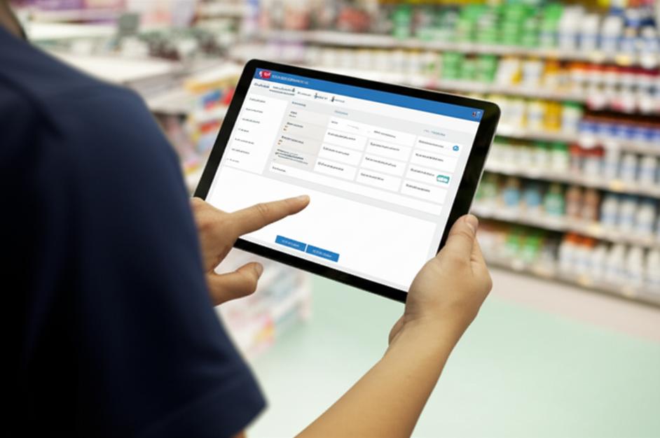 Nhân viên sử dụng máy tính bảng quản lý dữ liệu dịch vụ offline trong cửa hàng.