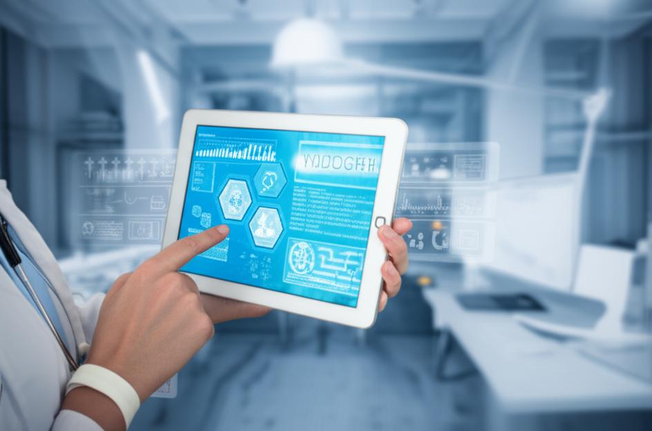 Bác sĩ xem hồ sơ bệnh án điện tử trên máy tính bảng.