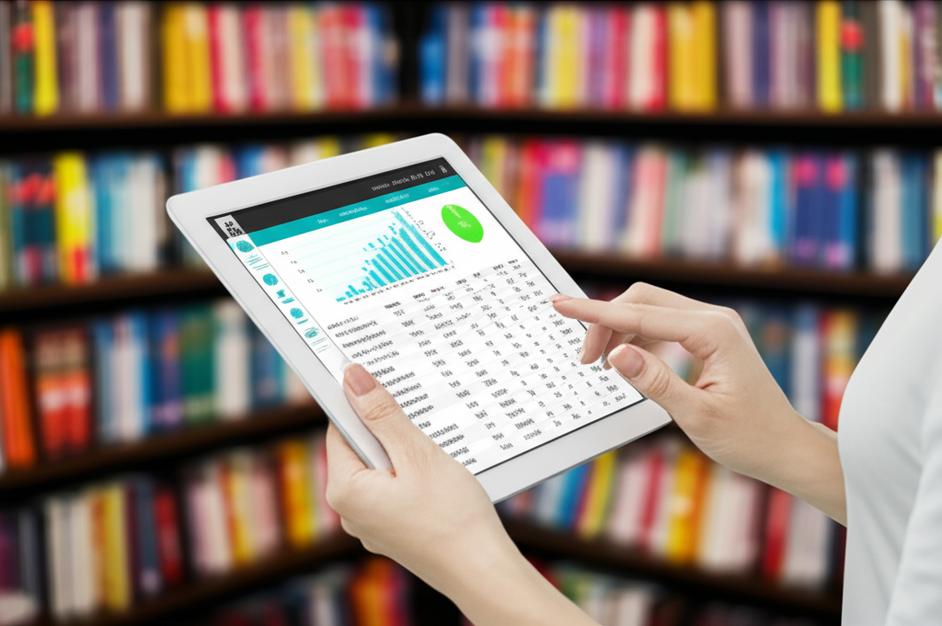 Giao diện phần mềm quản lý nhà sách hiển thị biểu đồ doanh thu và danh sách sách trên máy tính bảng.