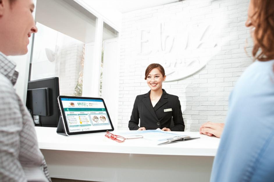 Giao diện phần mềm quản lý spa Ebiz trên máy tính bảng tại quầy lễ tân spa.