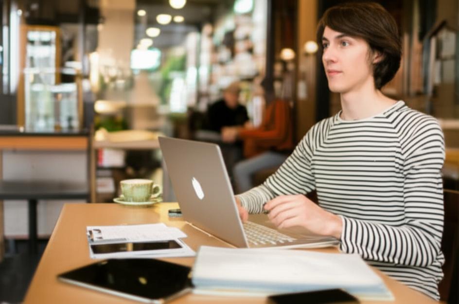 Người làm việc từ xa trong không gian quán cà phê.