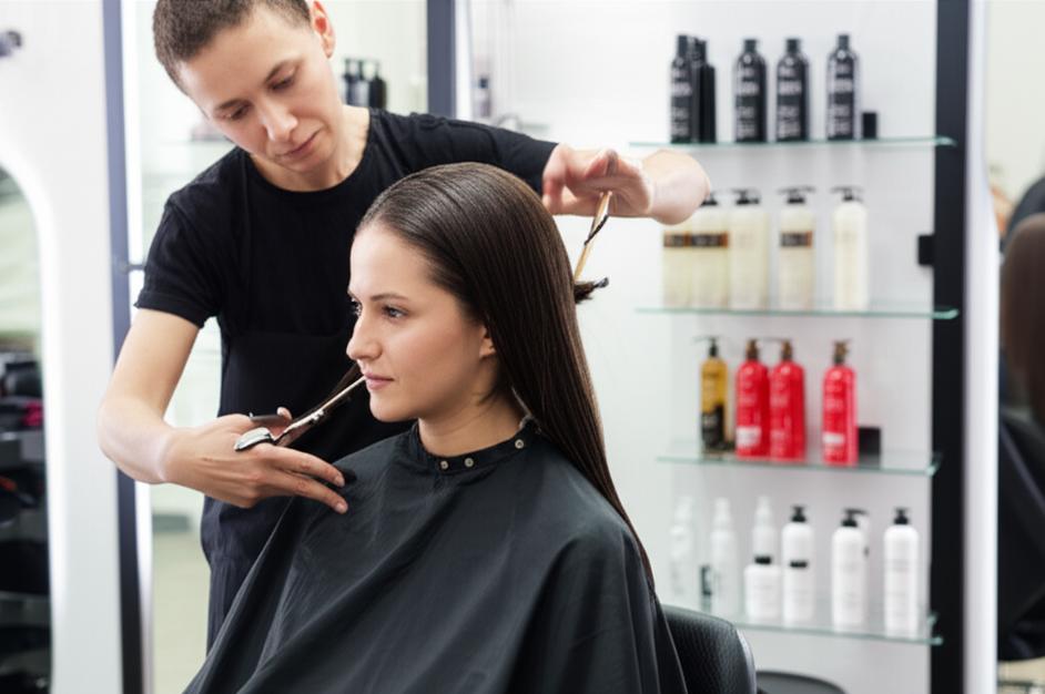 Khám Phá Địa Chỉ Làm Tóc Đẹp Hoàn Hảo: Hướng Dẫn Chọn Nơi Chuyên Nghiệp 3 Salon tóc hiện đại với thợ làm tóc chuyên nghiệp đang chăm sóc khách hàng.