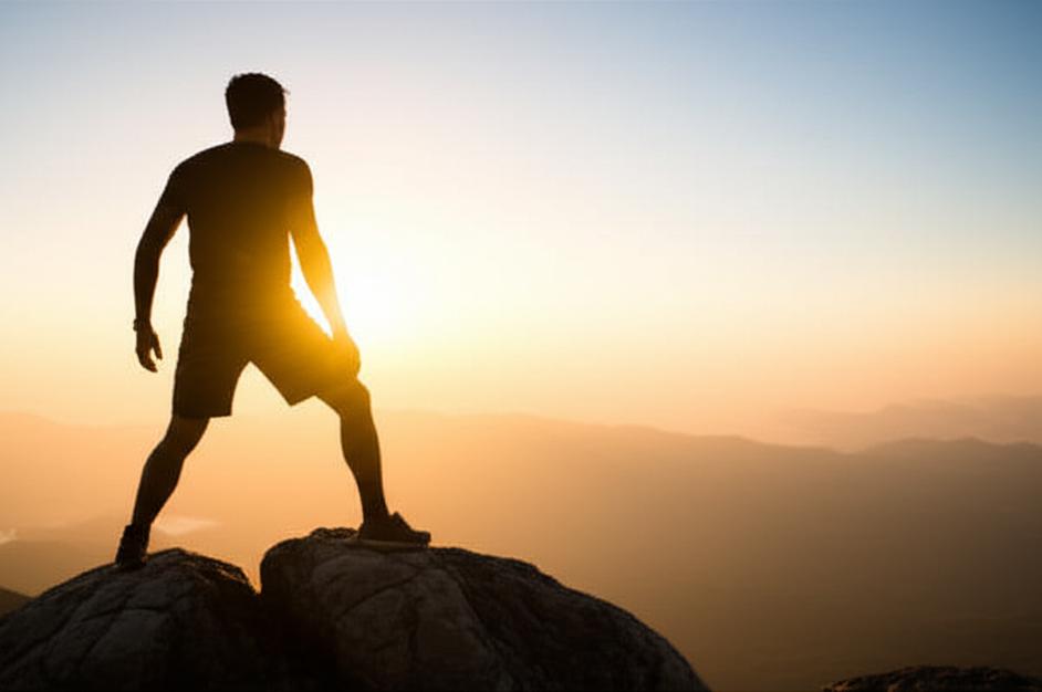 Hình ảnh một người chinh phục đỉnh núi, tượng trưng cho sự vượt trội và thành công.