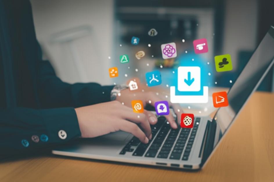 Người dùng tải phần mềm về máy tính, với các biểu tượng ứng dụng đa dạng.
