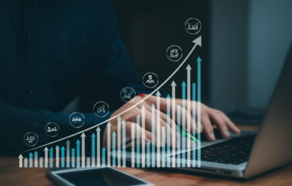 Biểu đồ tăng trưởng doanh số với mũi tên đi lên, biểu tượng khách hàng, sản phẩm, marketing và công nghệ.