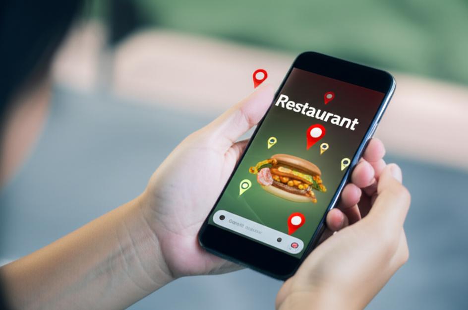 Tìm kiếm quán ăn ngon trên điện thoại.