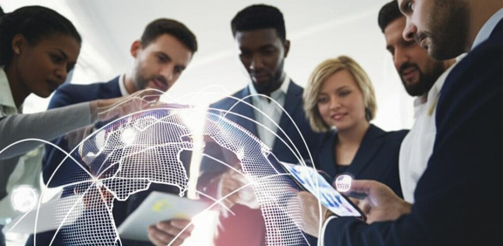 Thương mại điện tử xuyên biên giới: Chìa khóa mở rộng thị trường toàn cầu 5 Doanh nhân đa quốc gia khám phá thương mại điện tử toàn cầu trên quả địa cầu kỹ thuật số.