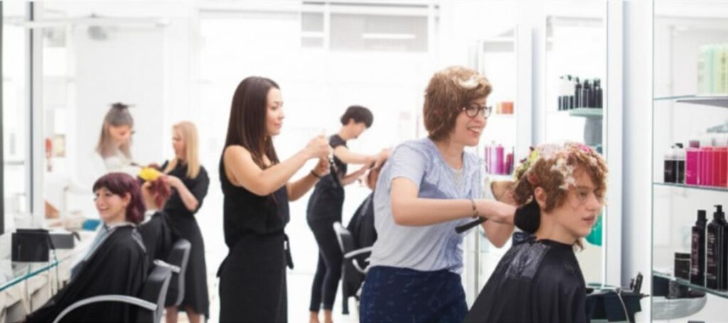 Khách hàng hài lòng với dịch vụ làm tóc chuyên nghiệp tại salon hiện đại.