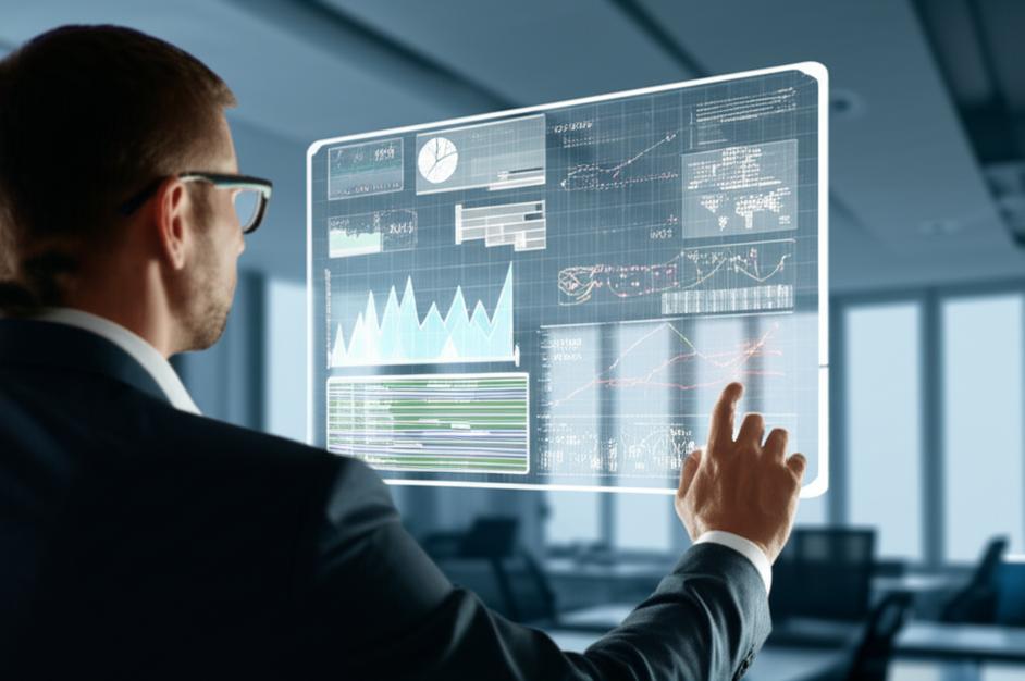 Nhà phân tích tài chính xem dữ liệu trên màn hình hologram.