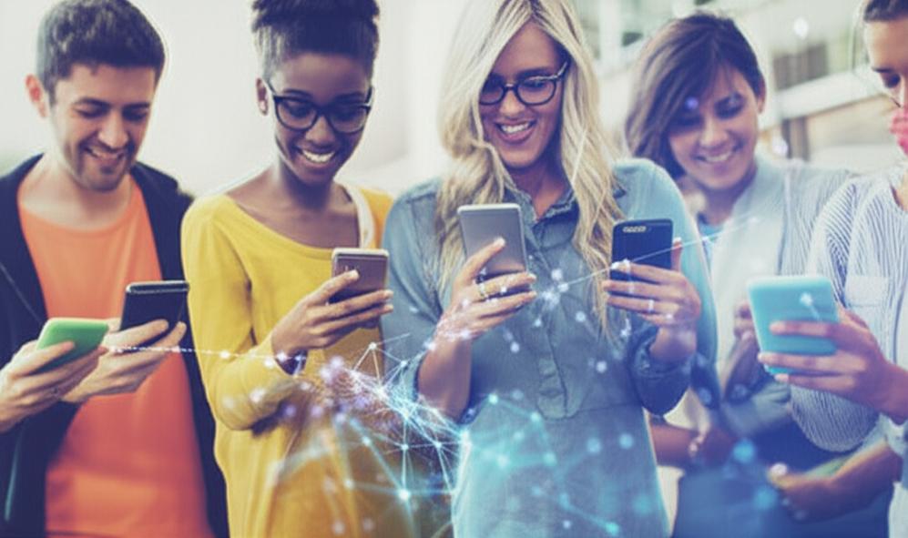 Người Ảnh Hưởng: Động Lực Tăng Trưởng Mới Trong Thế Giới Số 6 Mọi người tương tác với nội dung trên điện thoại, thể hiện sự kết nối và ảnh hưởng trong thế giới số.