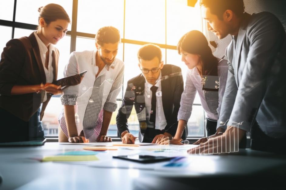 Nhóm chuyên gia kinh doanh thảo luận chiến lược marketing online.