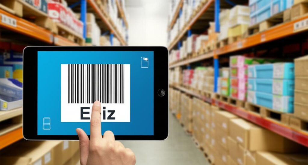 Phần Mềm Quản Lý Kho Toàn Diện: Giải Pháp Tối Ưu Cho Doanh Nghiệp Hiện Đại 1 Kho hàng hiện đại với nhân viên sử dụng công nghệ Ebiz để quản lý.