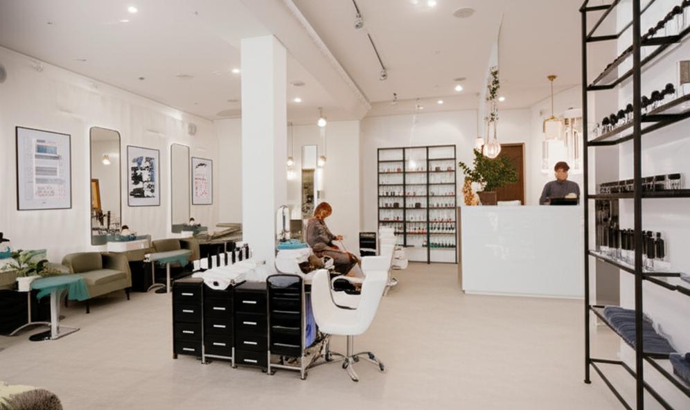 Bí Quyết Kinh Doanh Salon Làm Đẹp Thành Công: Từ A đến Z 2 Nội thất salon làm đẹp hiện đại, sang trọng và chuyên nghiệp.