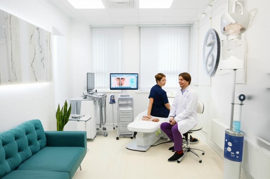 Phòng khám da liễu hiện đại với trang thiết bị tiên tiến và không gian chuyên nghiệp.