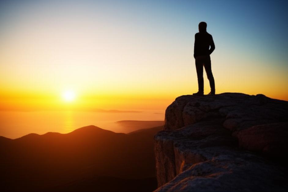 Biểu tượng của sự tự tin và vượt qua thử thách, đối mặt với bình minh.