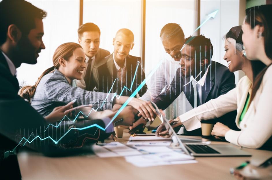 Nhóm doanh nhân đa dạng tham gia đàm phán thành công.