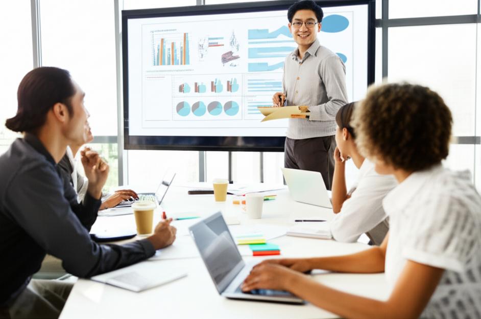 Chuyên gia làm việc nhóm, học hỏi và hợp tác trong môi trường hiện đại.